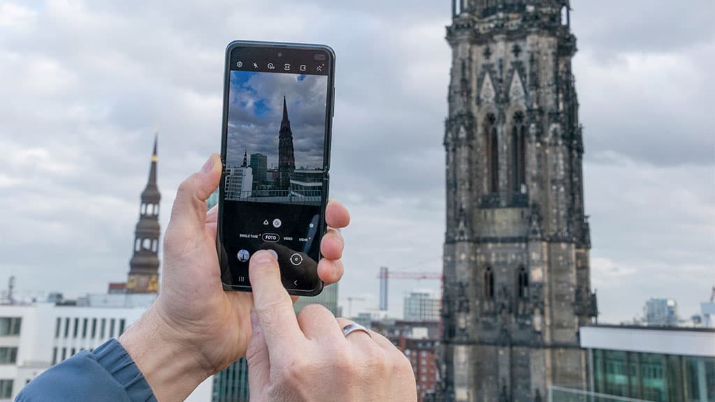 Galaxy Z Flip fotografiert eine Kirche