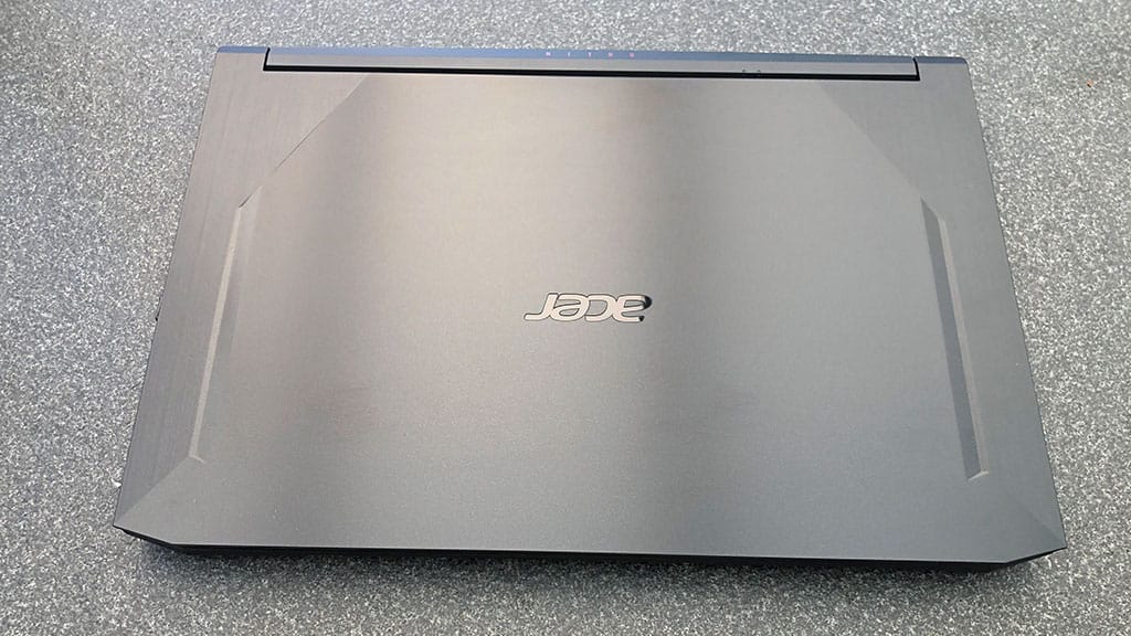Acer Nitro 5 im Test zugeklappt
