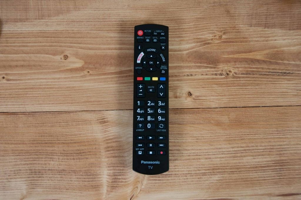 Die Fernbedienung hat alle Standard Bedienelemente plus eine Netflix-Taste. Lediglich der Infrarotsensor ist ein Nachteil. Es muss ein Blickkontakt zum TV bestehen.