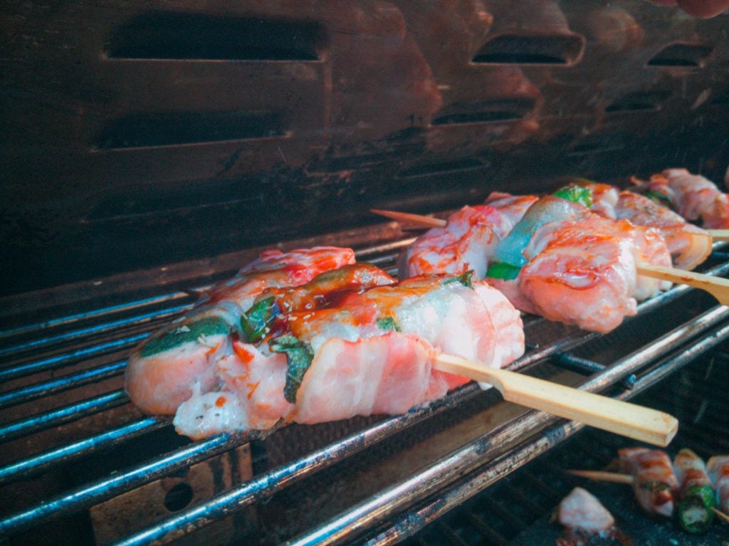 Fleisch auf das Warmhalterost legen