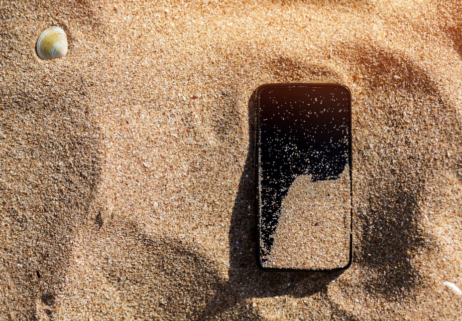 Sand kann das Smartphone beschädigen