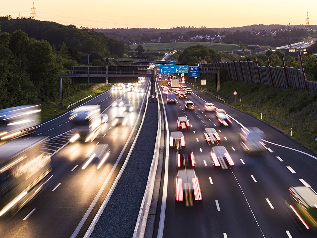 Eine Autobahn bei Nacht.