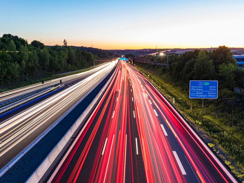 Eine Autobahn bei Nacht