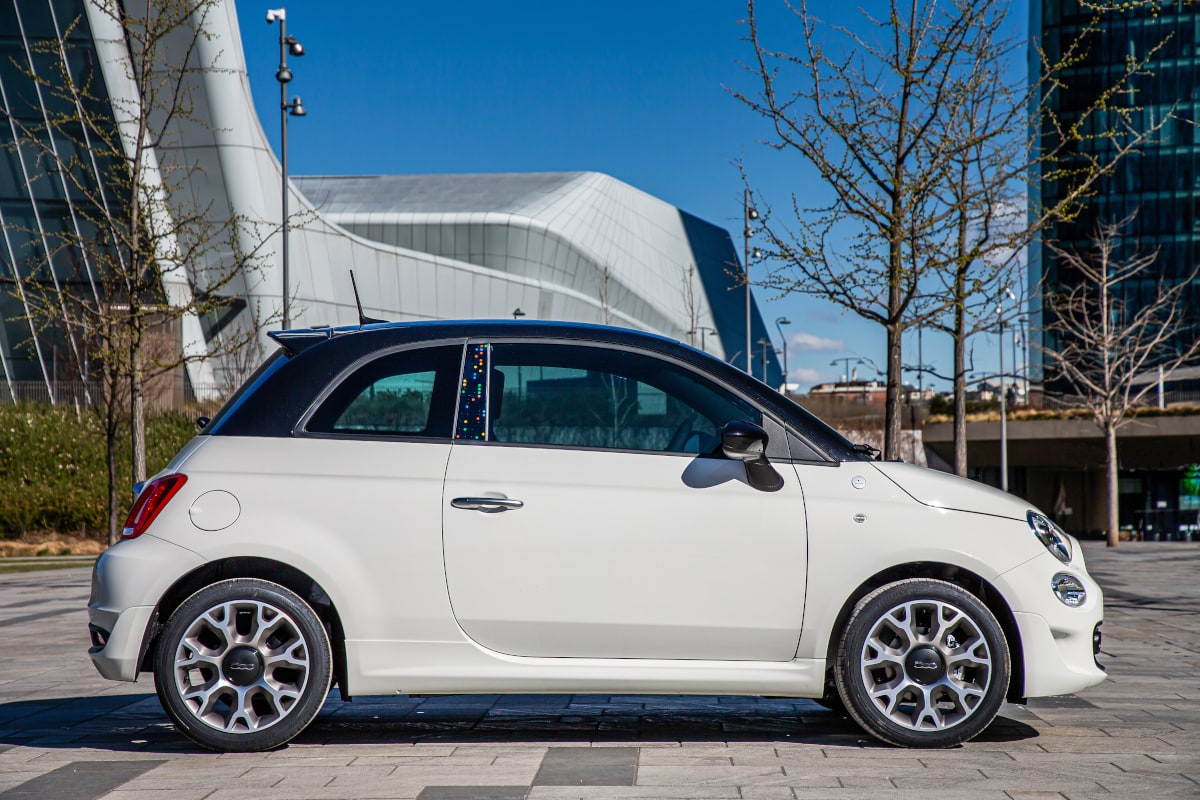 Fiat "Hey Google" von der Seite