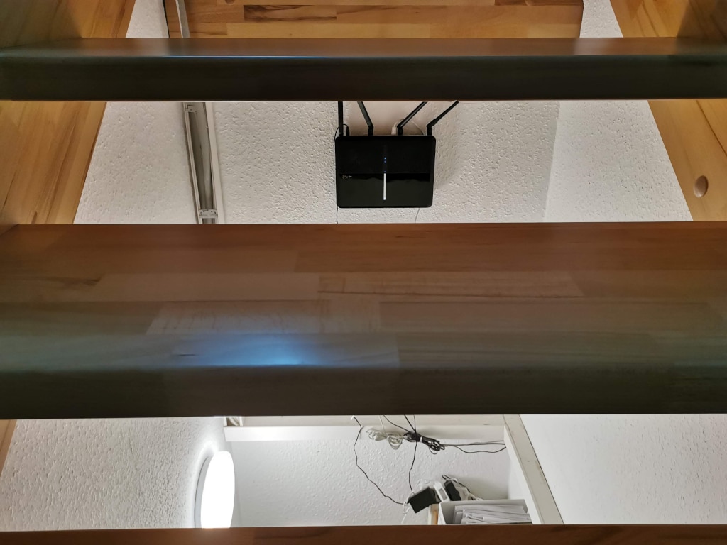 Router ist unter der Treppe platziert