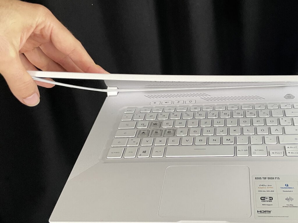 Asus Notebook mit nachgebendem Plastikgehäuse
