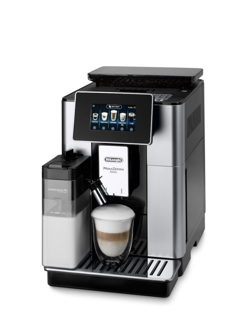Kaffeevollautomat von DeLonghi auf weißem Hintergrund