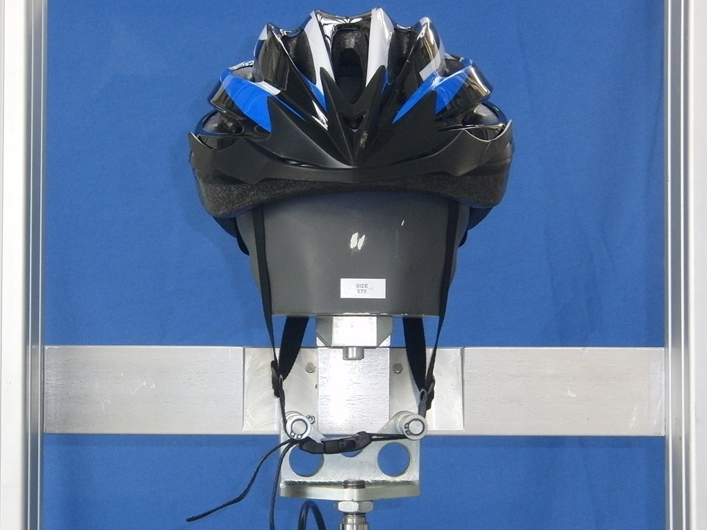 Dunlop-Helm frontal auf Metallkopf mit gestreckten Kinnriemen