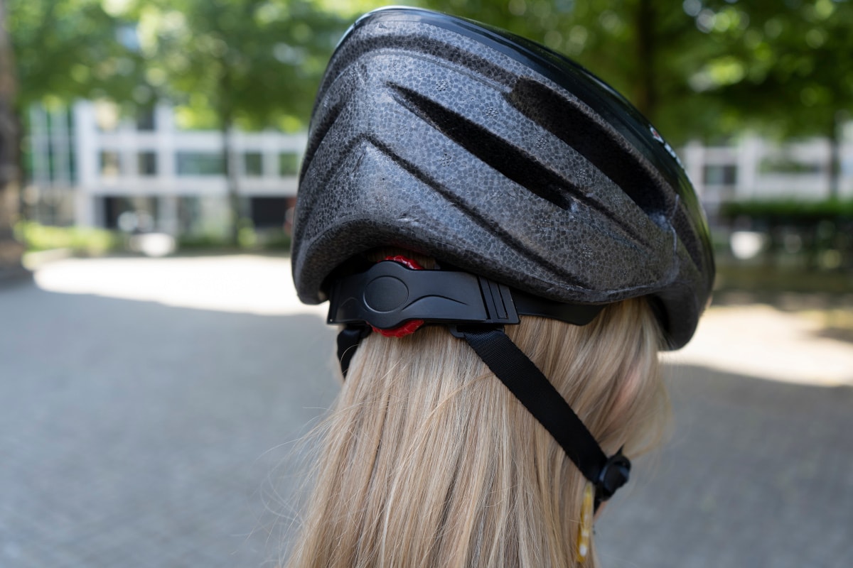 Dunlop-Helm auf Frauenkopf von hinten