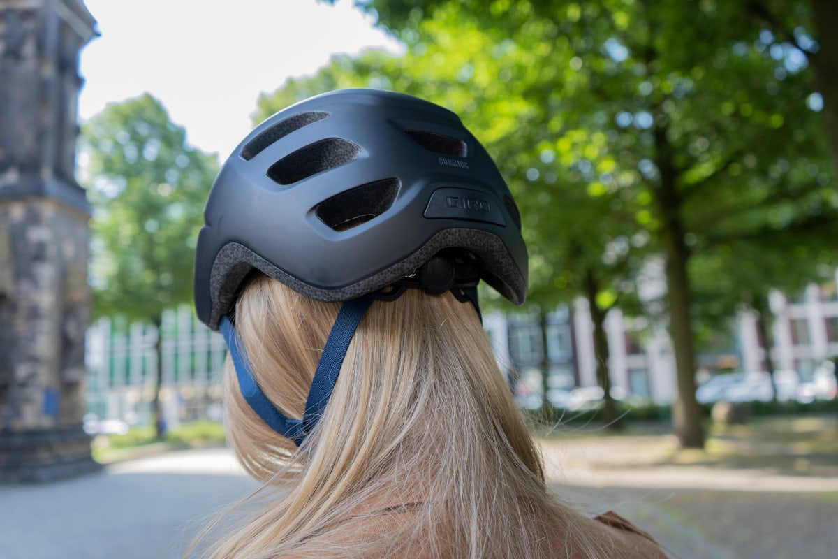 Giro-Helm auf Frauenkopf von hinten