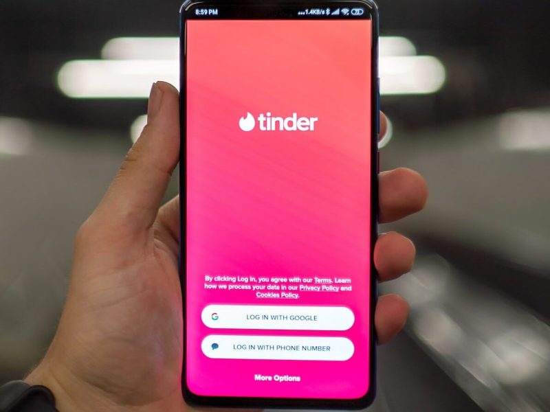 Die Tinder-App auf einem Smartphone.