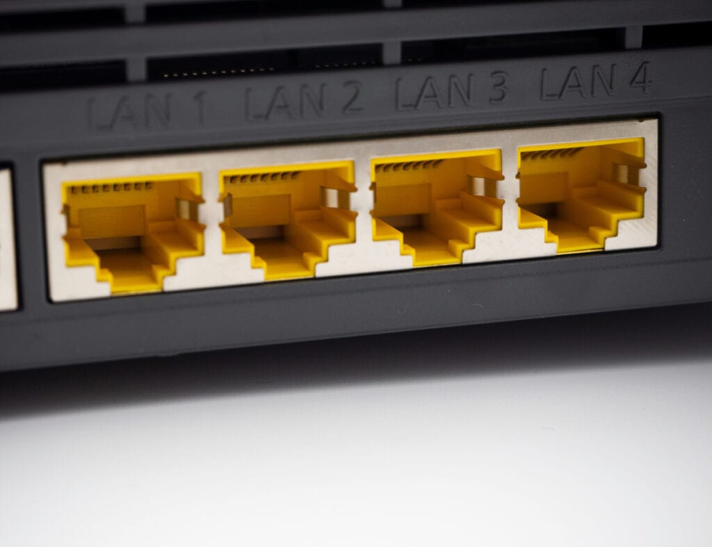 Detailaufnahme von schwarzer Box mit vier gelben LAN-Ports