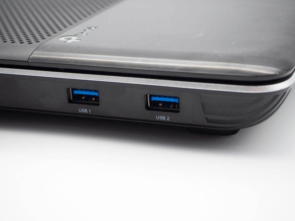 Detailaufnahme grauer Router mit zwei USB-Anschlüssen