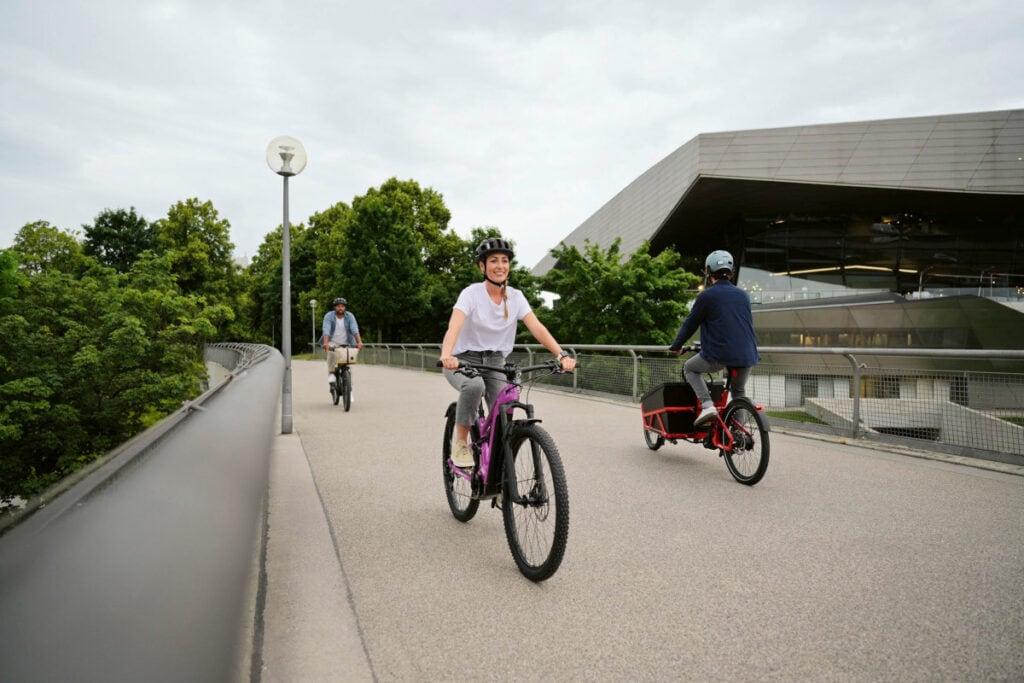 Straße auf der drei E-Bikes fahren