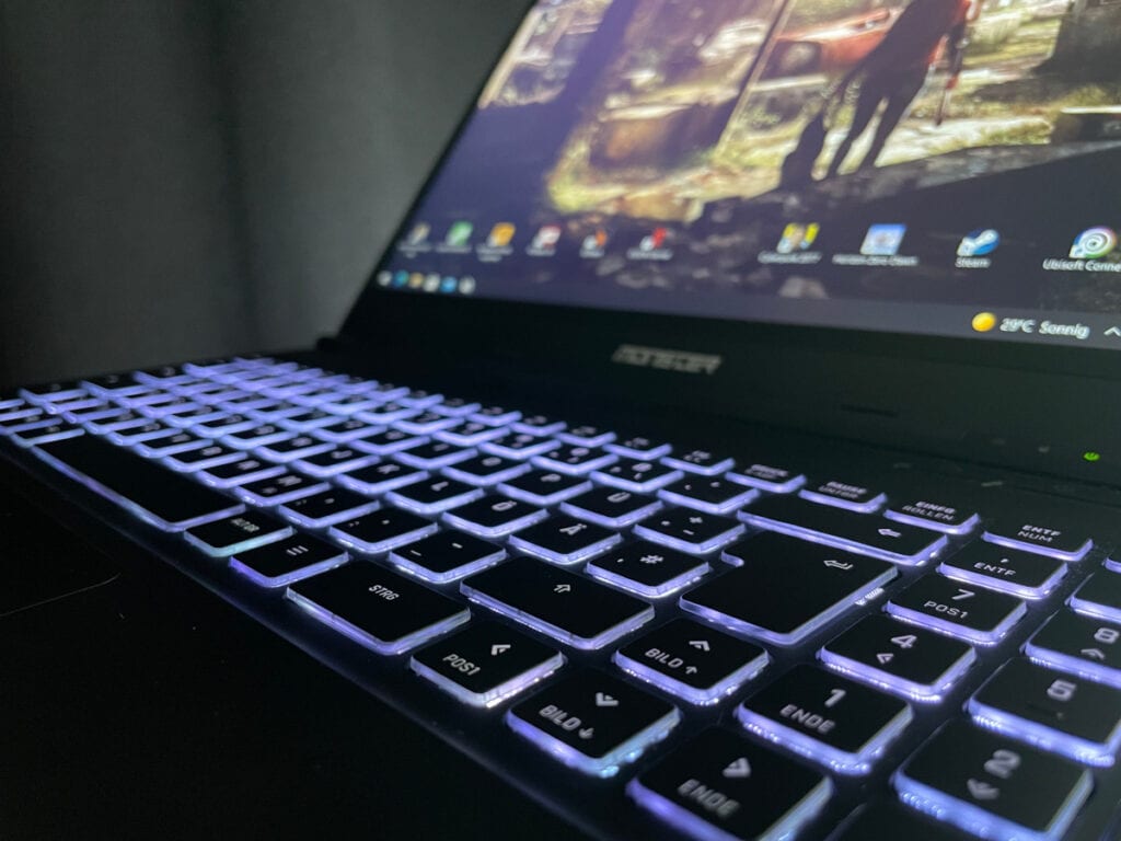 Detailaufnahme schwarzes Notebook mit blau leuchtender Tastatur