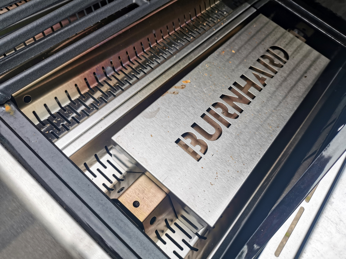 Detail Grill mit aufgelegter Box mit Burnhard Branding