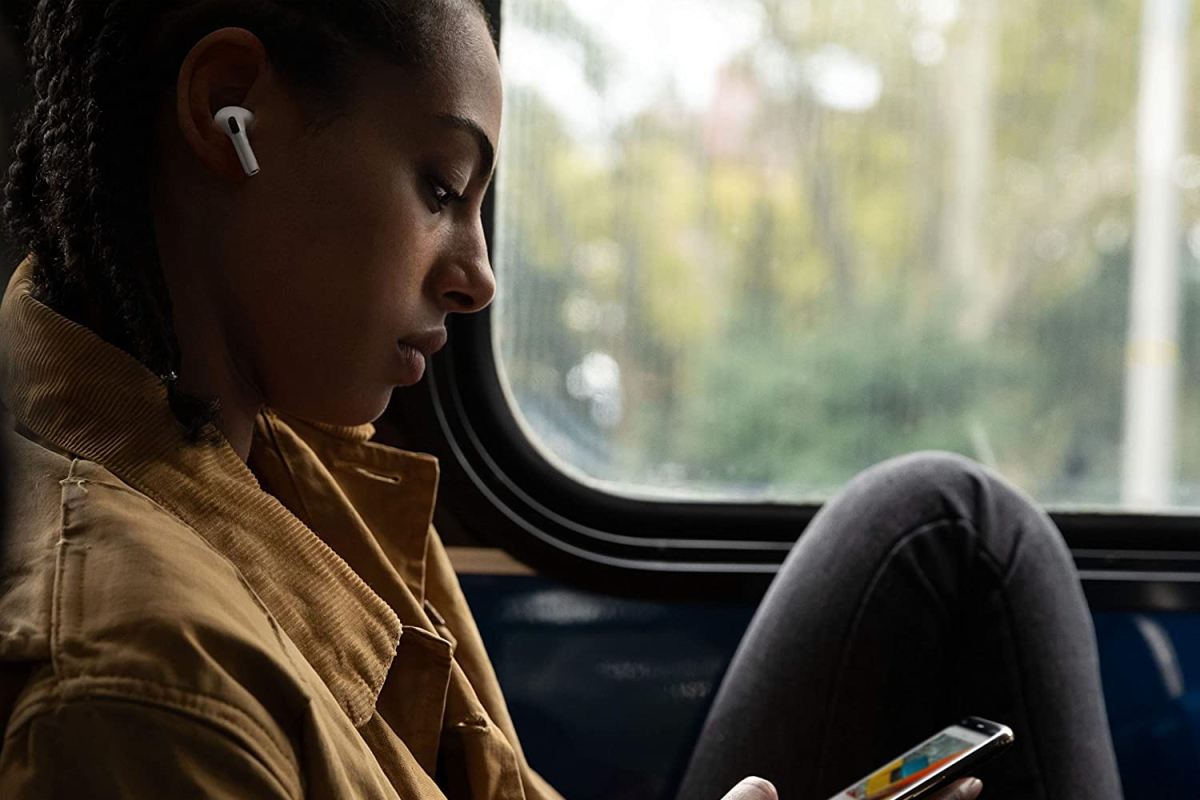 Frau mit AirPods Pro