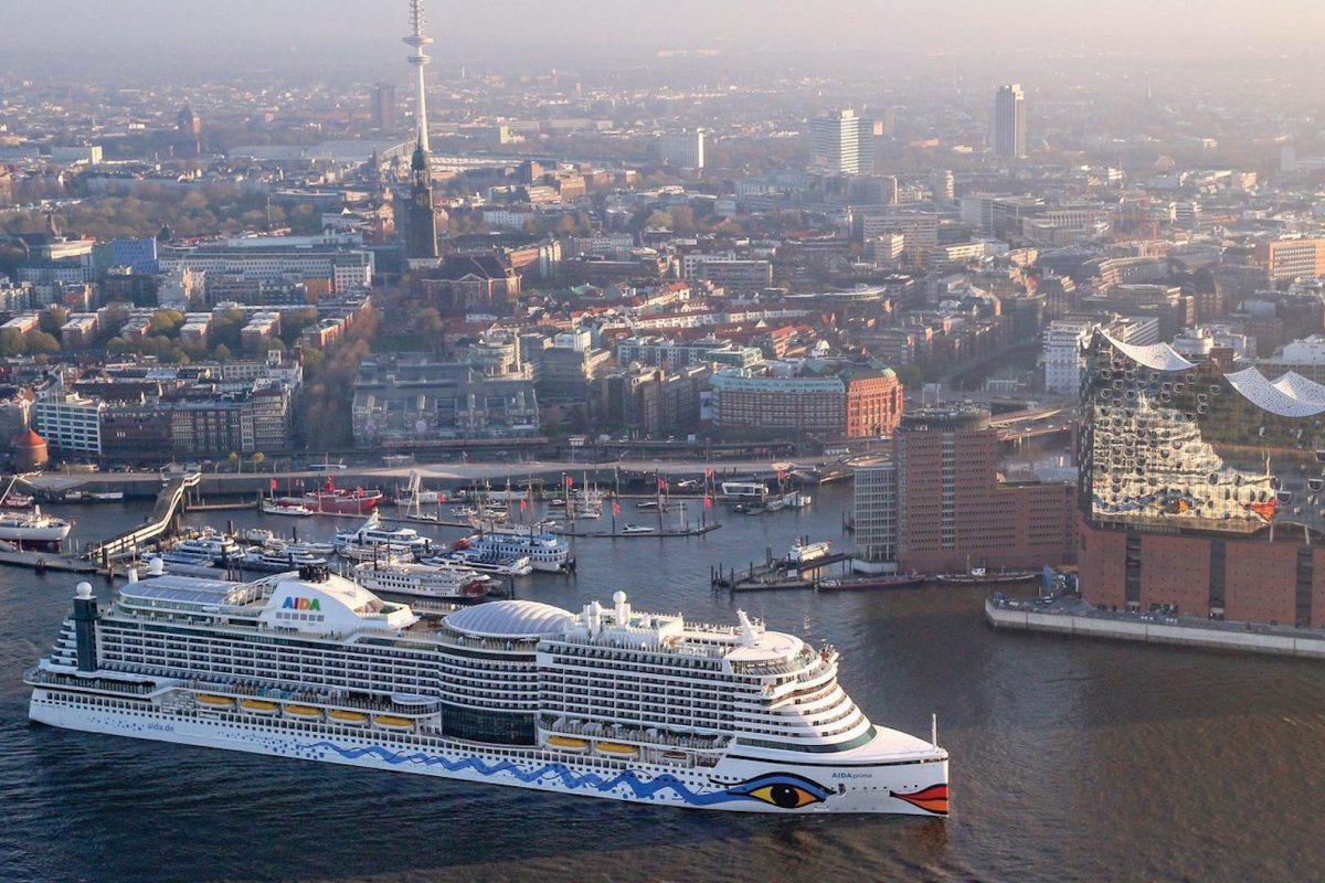 Ein Schiff im Hamburger Hafen