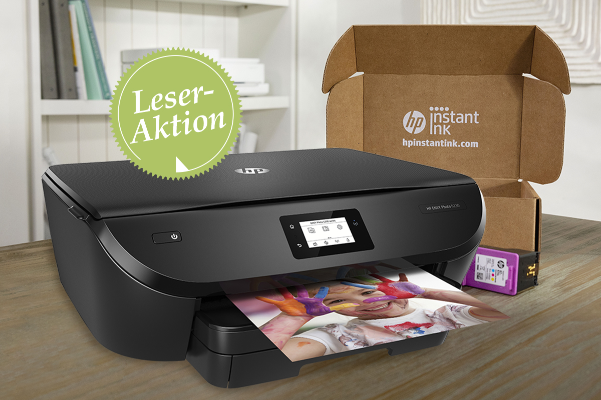 Der Drucker HP Envy 6230 und ein Paket des Tinten-Abos.