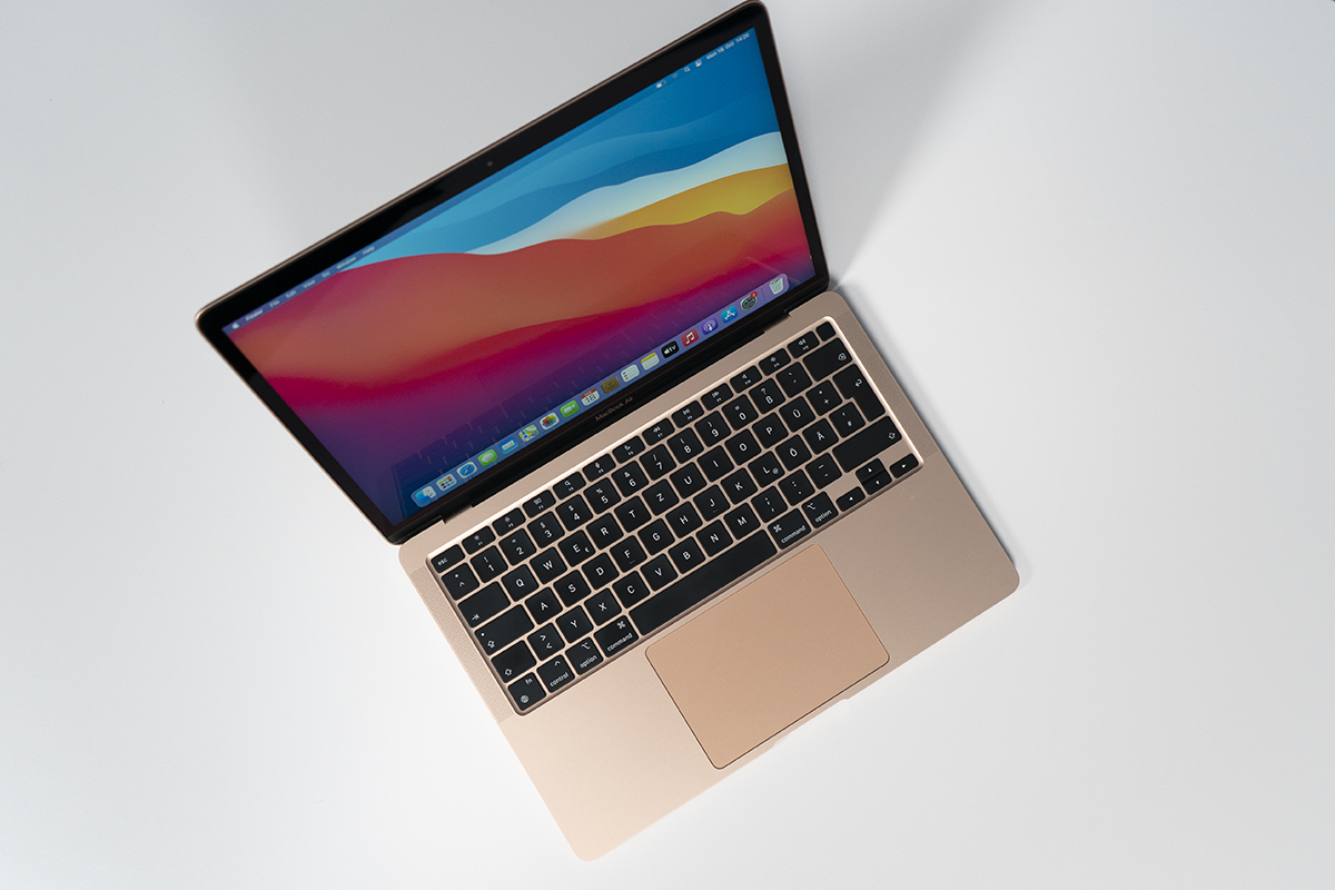 Aufgeklapptes MacBook von oben mit buntem Bildschirm