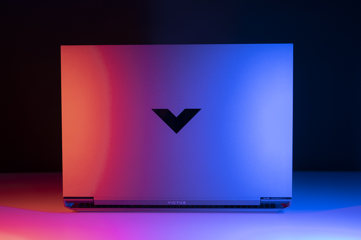 HP Victus 16 mit roten und blauen LEDs beleuchtet