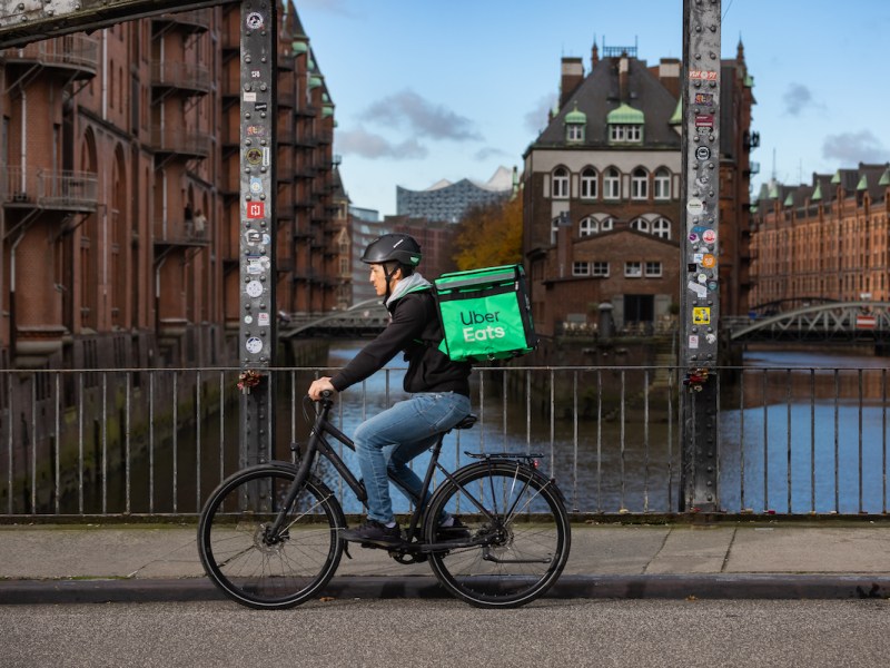 Ein Mann auf einem Fahrrad