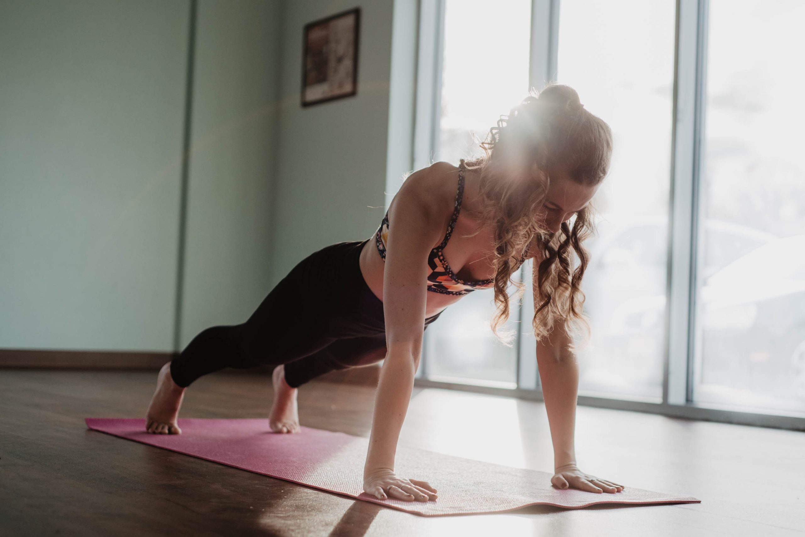 Frau beim Planken auf Yoga-Matte