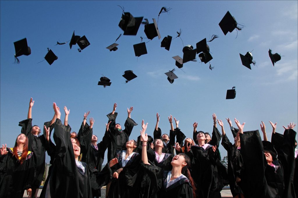 Studenten feiern ihren Abschluss