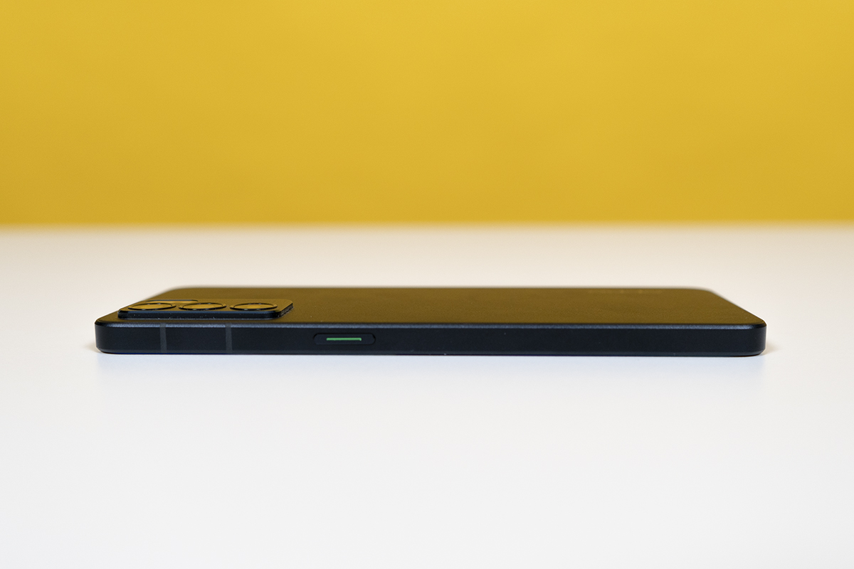 Oppo Reno 6 5G seitlich betrachtet