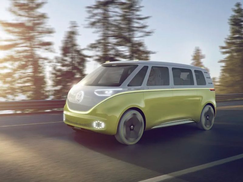 Der ID Buzz von Volkswagen fährt auf einer Straße