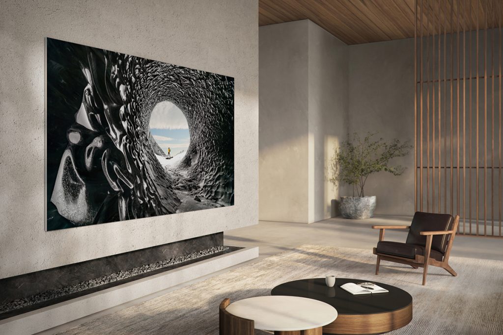 Ein Samsung QLED-Fernseher an einer Wand.