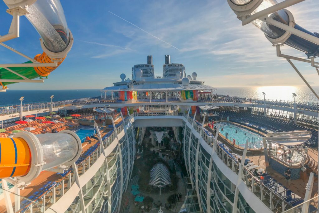 Blick von Kreuzfahrtschiff auf die Länge des Schiffes vor blauem Himmel