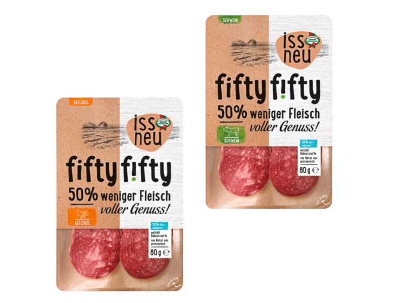 Zwei Packungen Salami nebeneinander "fifty:fifty" auf weißem Hintergrund