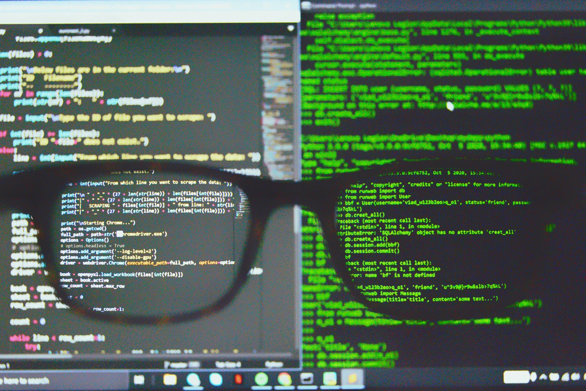 Brille vor Programmcode