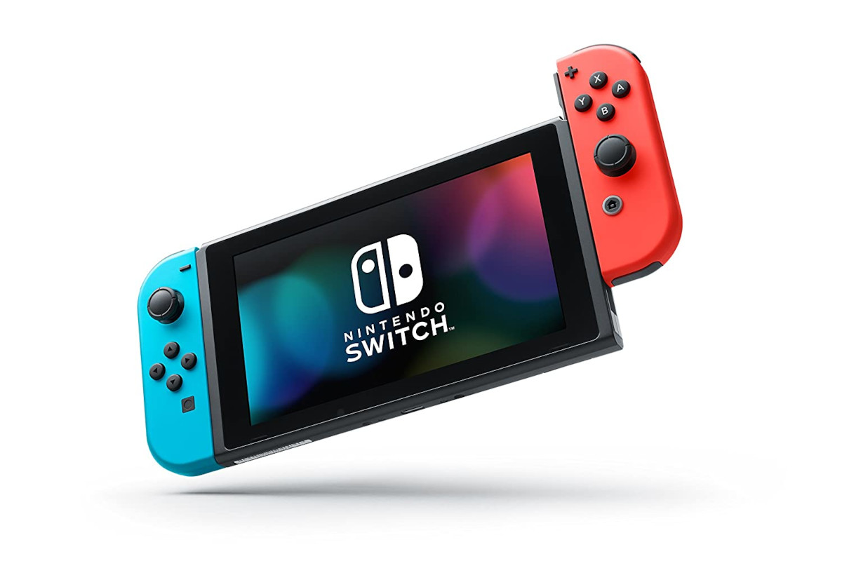 Nintendo Switch schräg von vorne mit versetztem rotem Joycon und Switch Logo auf Bildschirm vor weißem Hintergrund