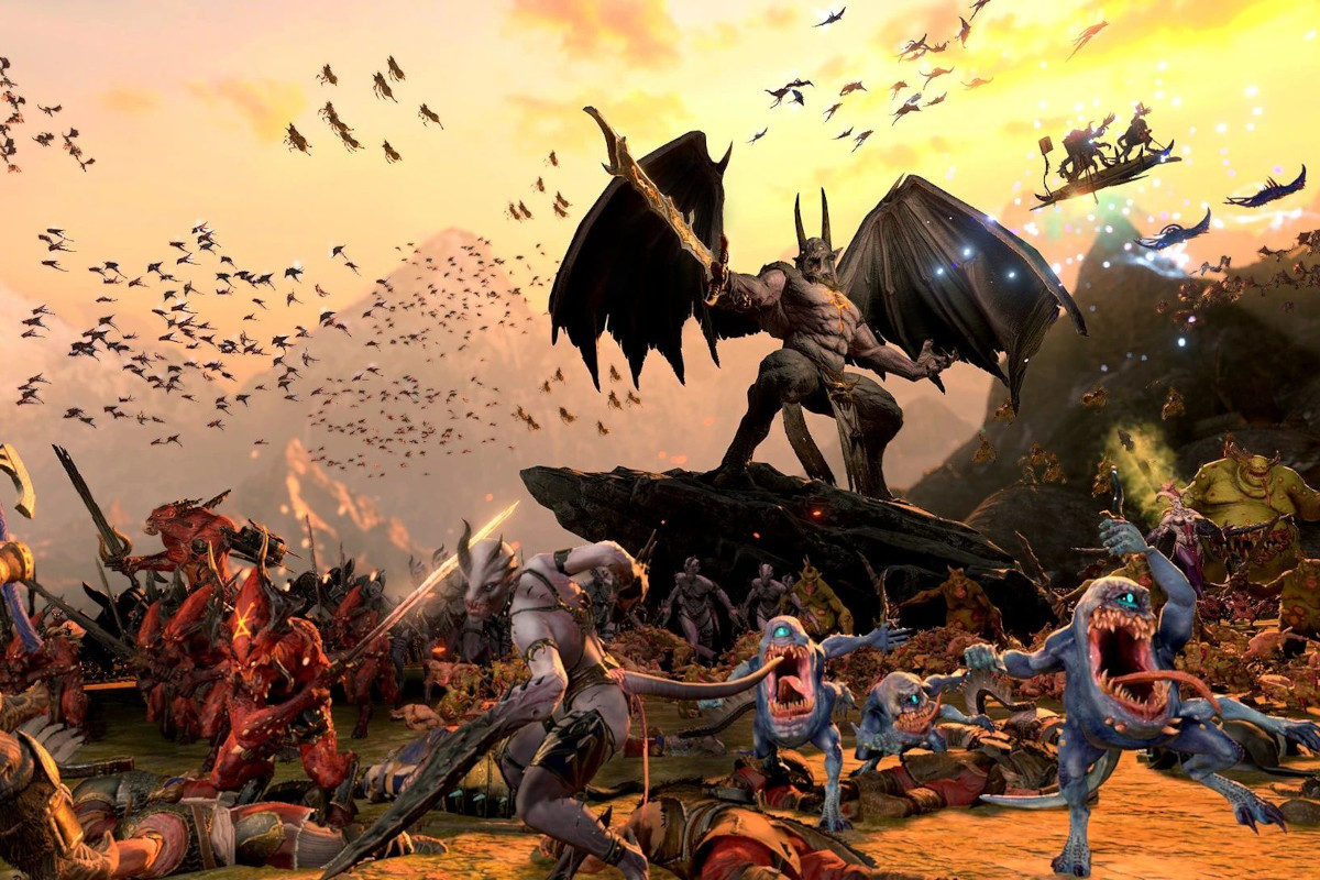 Artwork von Total War: Warhammer 3 zeigt viele unterschiedliche Kreaturen mit Waffen, die sich nach links bewegen vor Bergkulisse