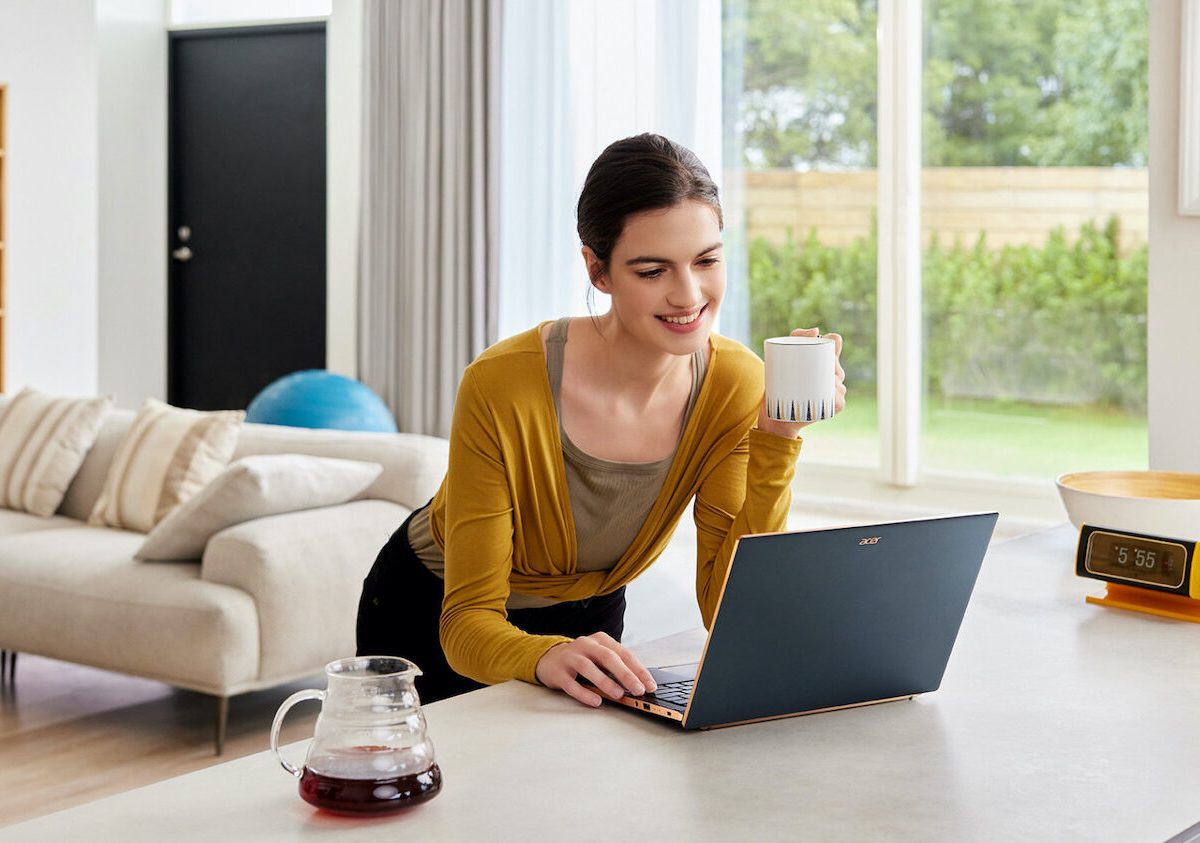 Eine Frau arbeitet an einem Laptop