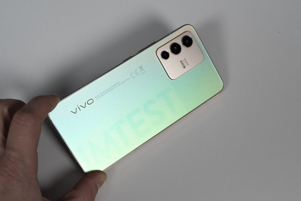 Das Vivo V23 mit einer türkisen Rückseite