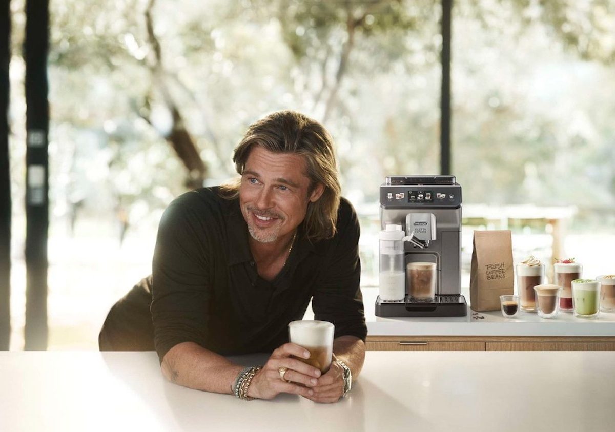 Brad Pitt steht neben einer Kaffeemaschine