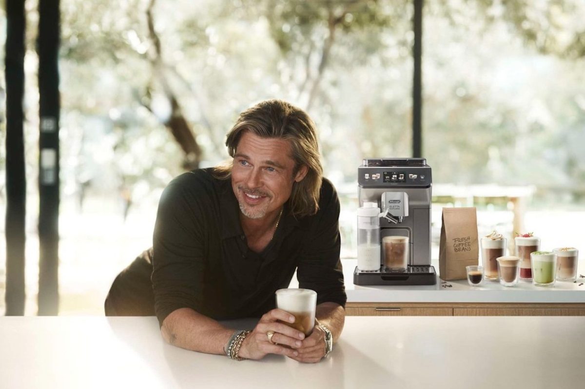 Brad Pitt steht neben einer Kaffeemaschine