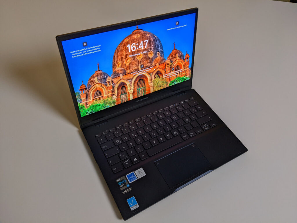 Asus Expertbook aufgeklappt schräg von oben zeigt buntes Bild mit Palast