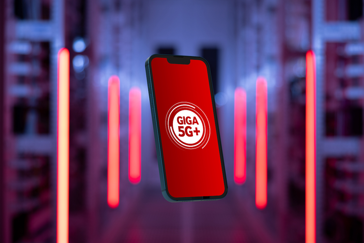 Ein Smartphone mit der Aufschrift auf dem Display Giga 5G+