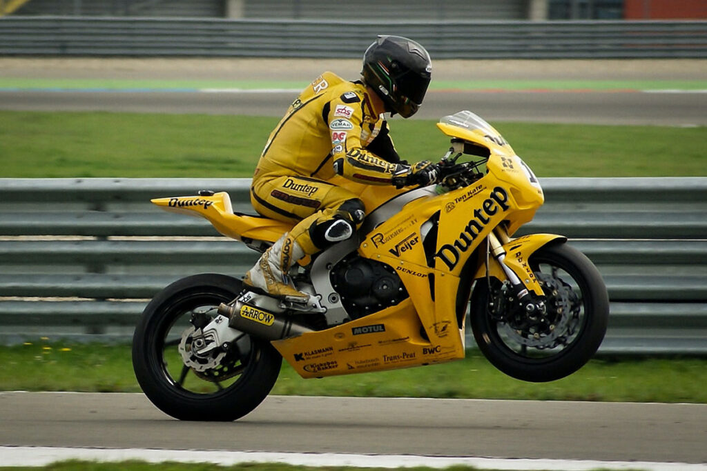 Ein Mann auf einem Motorrad macht einen Wheelie