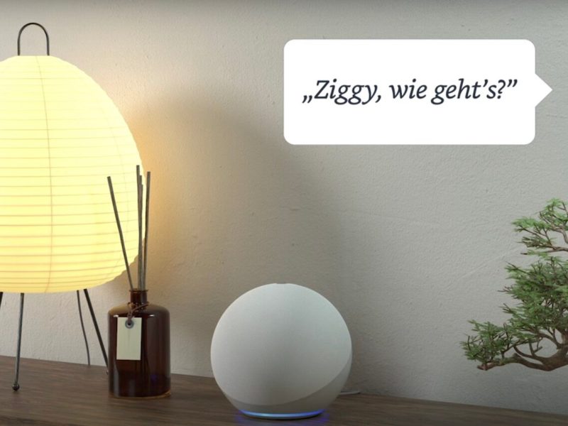 Ein Amazon Echo auf einem Tisch