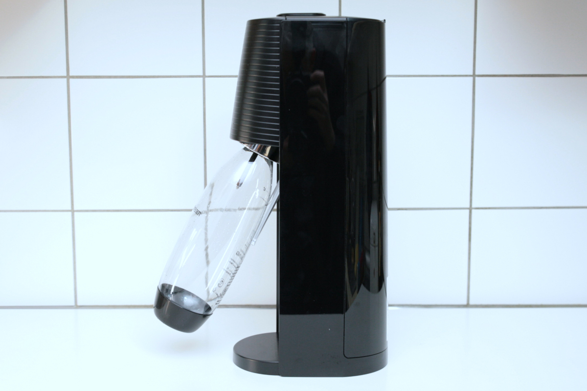 Sodastream Terra in Schwarz mit abstehender Wasserflasche