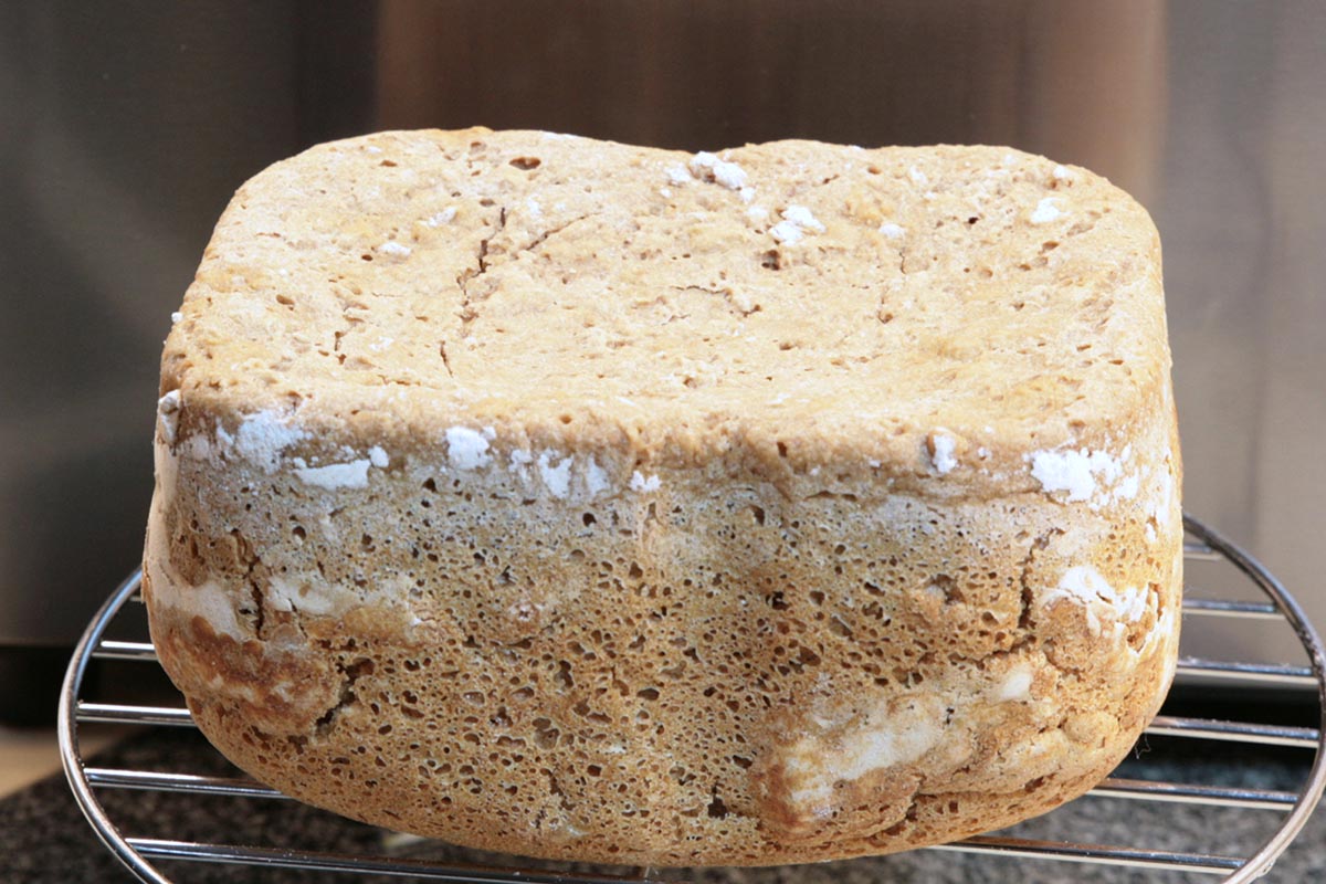 Helles Brot auf Rost von der Seite