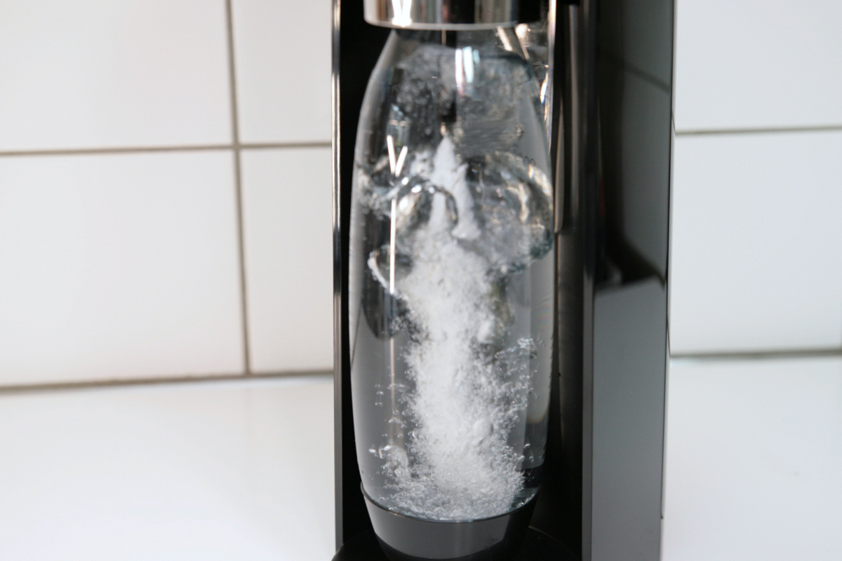 Schwarzer Sodastream Terra mit Flasche