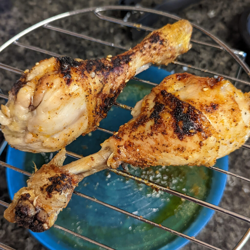 Gegrillte Hähnchenflügel auf Grillrost