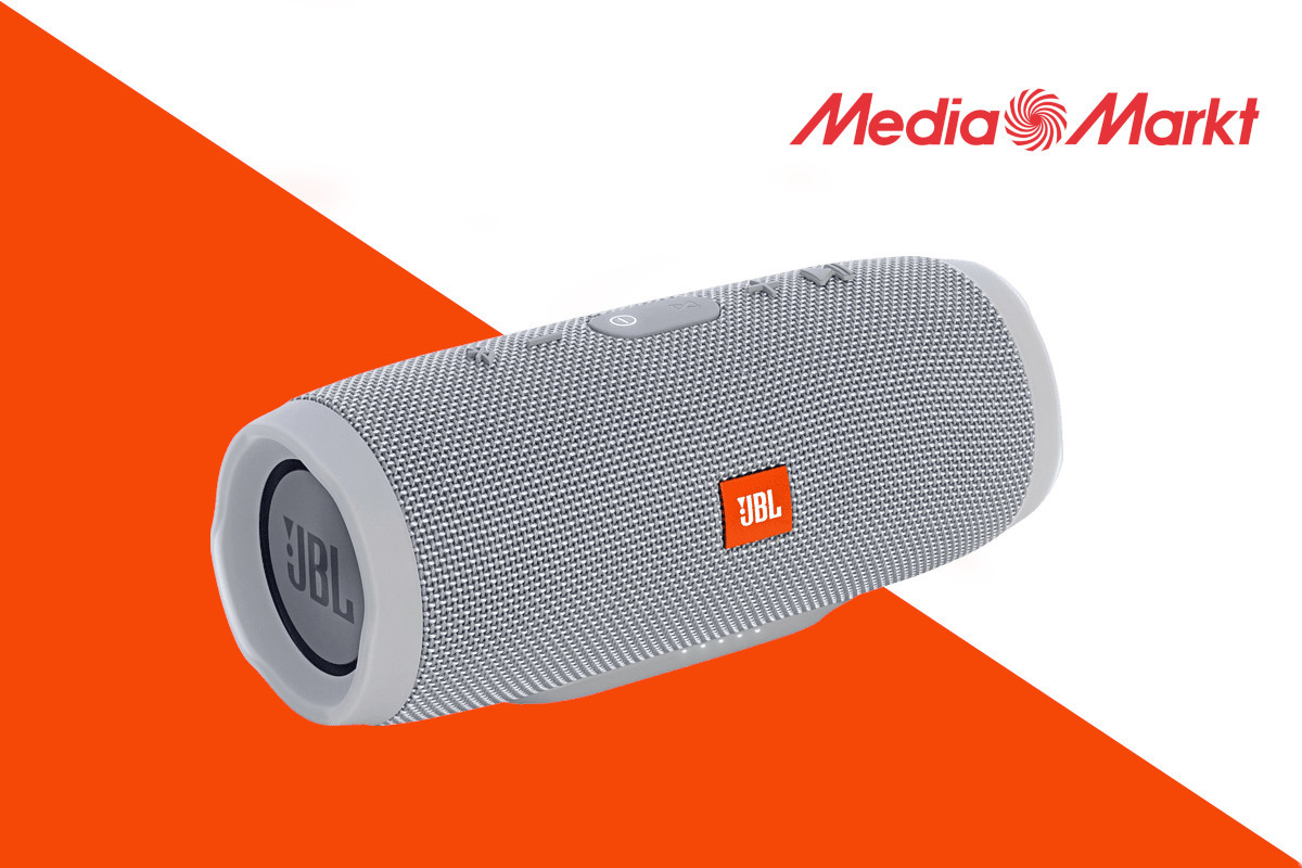 Grauer JBL Charge 3 Lautsprecher schräg von vorne vor orange weißem Hintergrund mit Media Markt Logo rechts oben in der Ecke