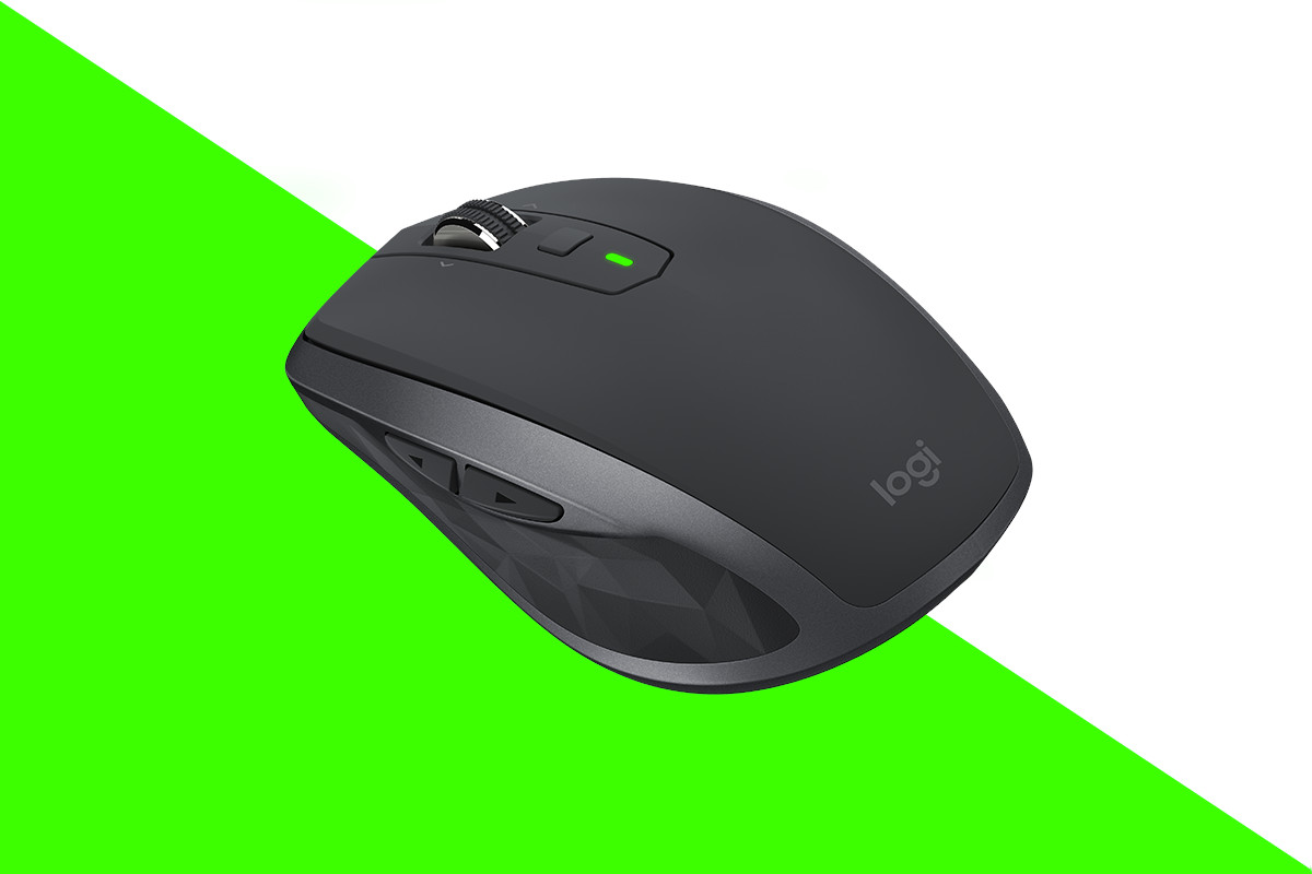 Graue logitech MX Anywhere 2S Maus schräg von vorne auf neongrünem weißen Hintergrund